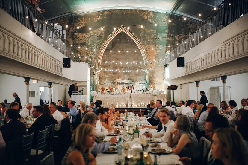 Cena servida en recepción de boda