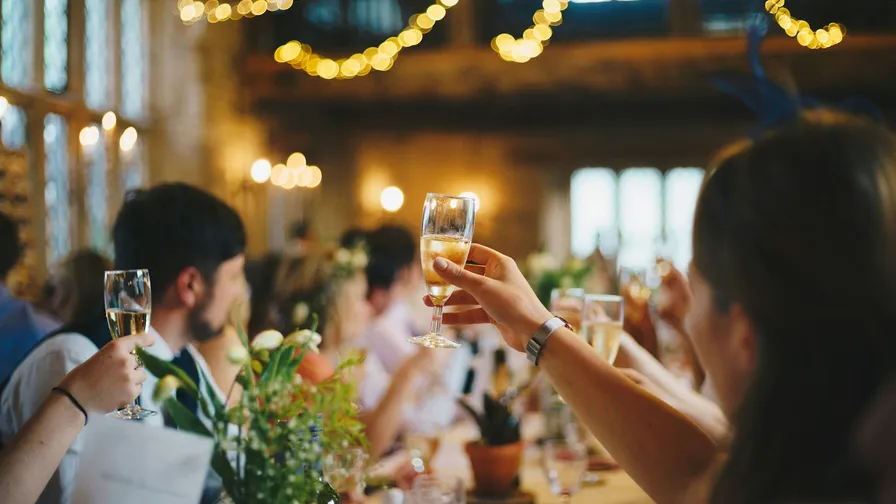 Servicio de cena de boda con velas