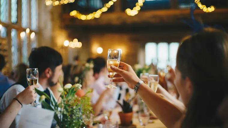 Servicio de cena de boda con velas