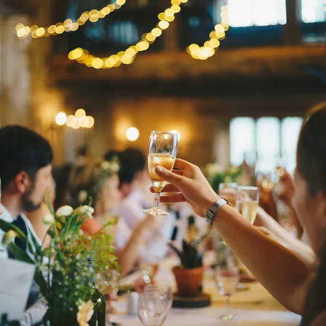 Servicio de cena de boda con velas
