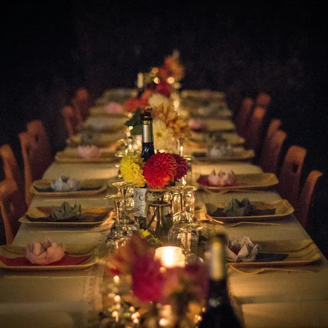 Mesa principal de una boda decorada con tonos cálidos y velas