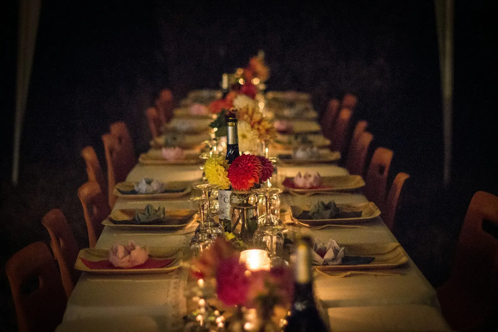 Mesa principal de una boda decorada con tonos cálidos y velas