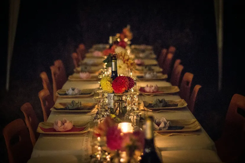 Mesa de banquete con velas y flores