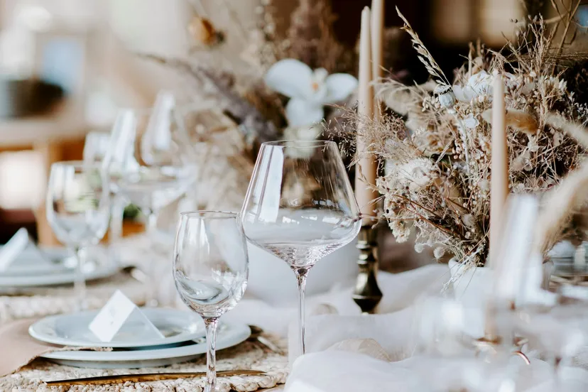 Mesa de bienvenida con flores blancas