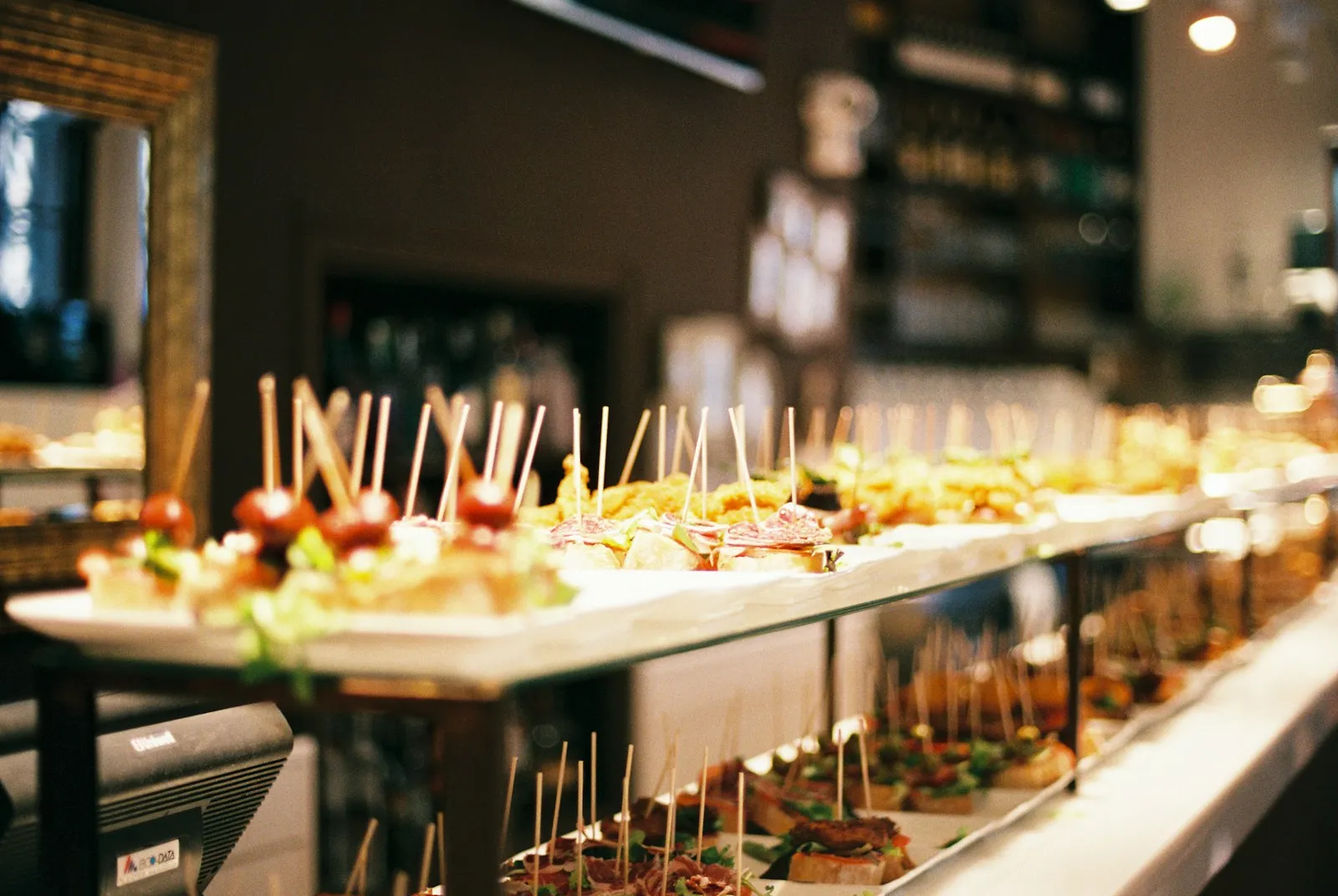 Estación de catering con platos de autor