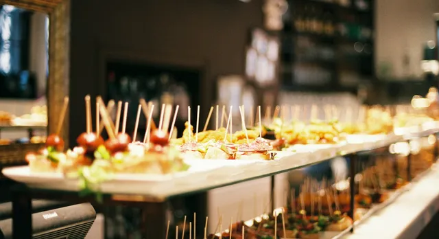 Estación de catering con platos de autor