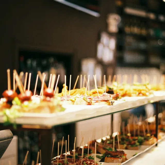 Estación de catering con platos de autor