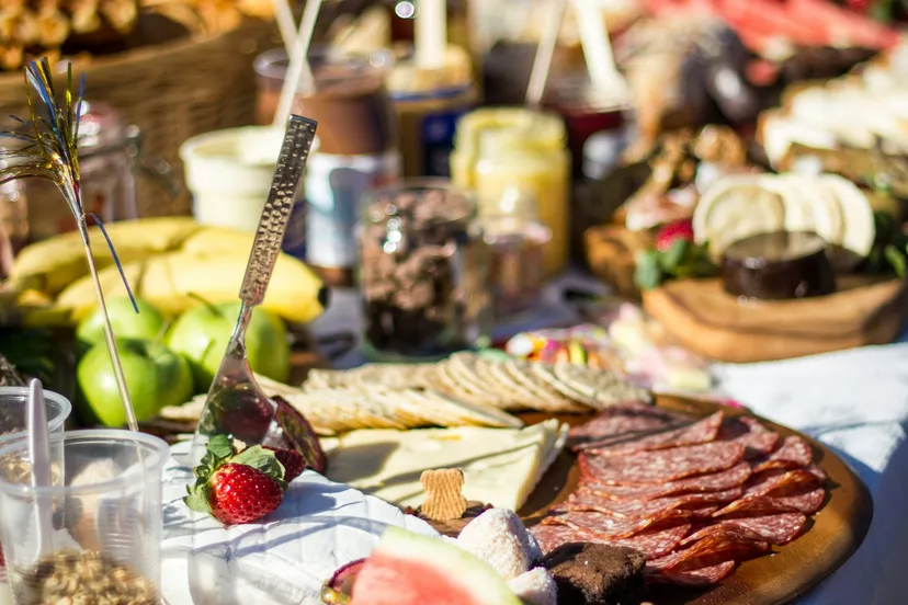 Estación de catering con platos de autor