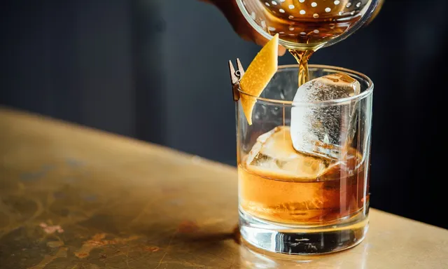 Coctelería de autor con pisco y cítricos