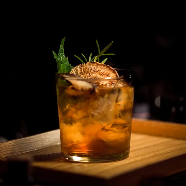 Barra de coctelería de autor en un evento