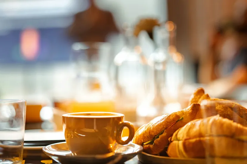 Coffee break con cafetería y repostería