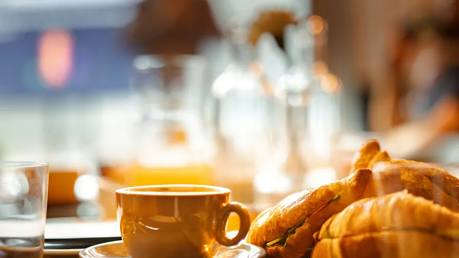Coffee break con café de especialidad y repostería
