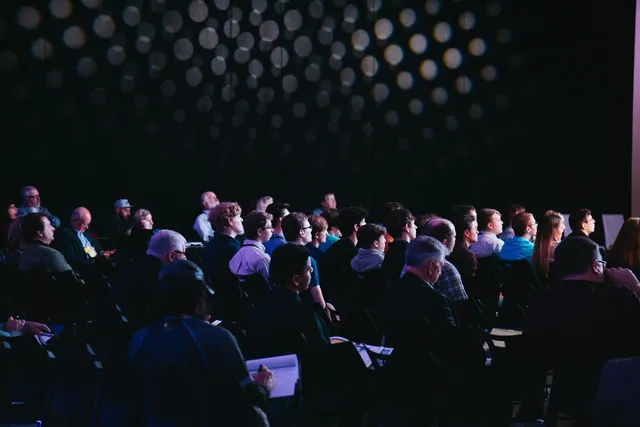 Panel de ponentes en el escenario