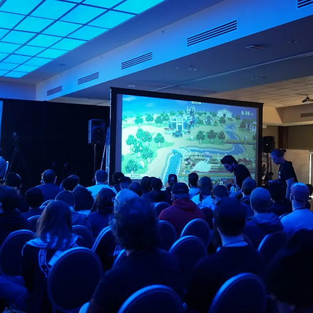 Cena de gala con mesas montadas