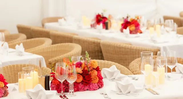 Decoración de evento con flores y velas