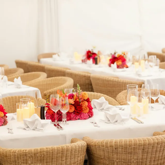 Decoración de evento con flores y velas