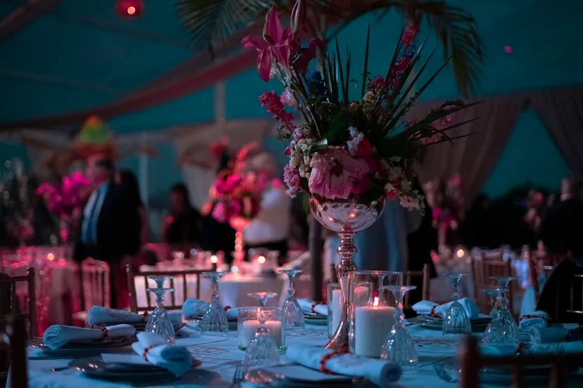 Detalle de decoración floral y velas