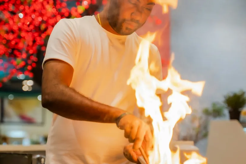 Chef sirviendo en línea caliente