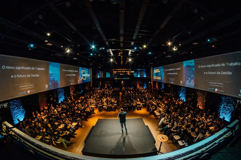 Público durante una conferencia