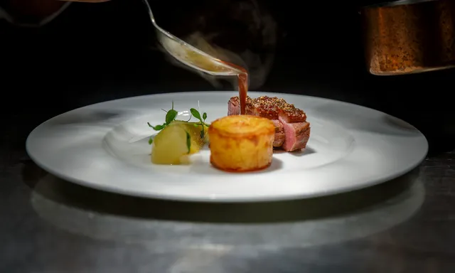 Plato internacional de autor con emplatado elegante