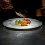 Plato internacional de autor con emplatado elegante