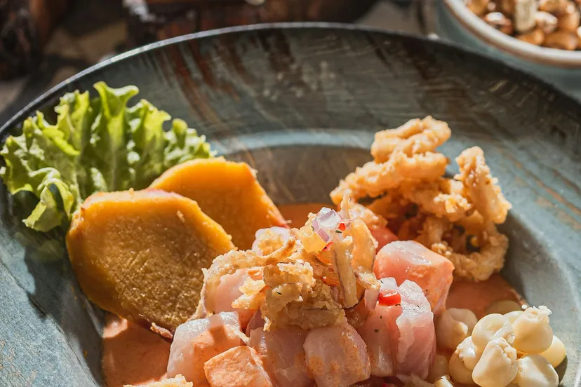 Ceviche clásico con camote y choclo