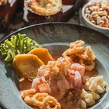 Ceviche clásico con camote y choclo