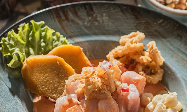 Ceviche clásico con camote y choclo